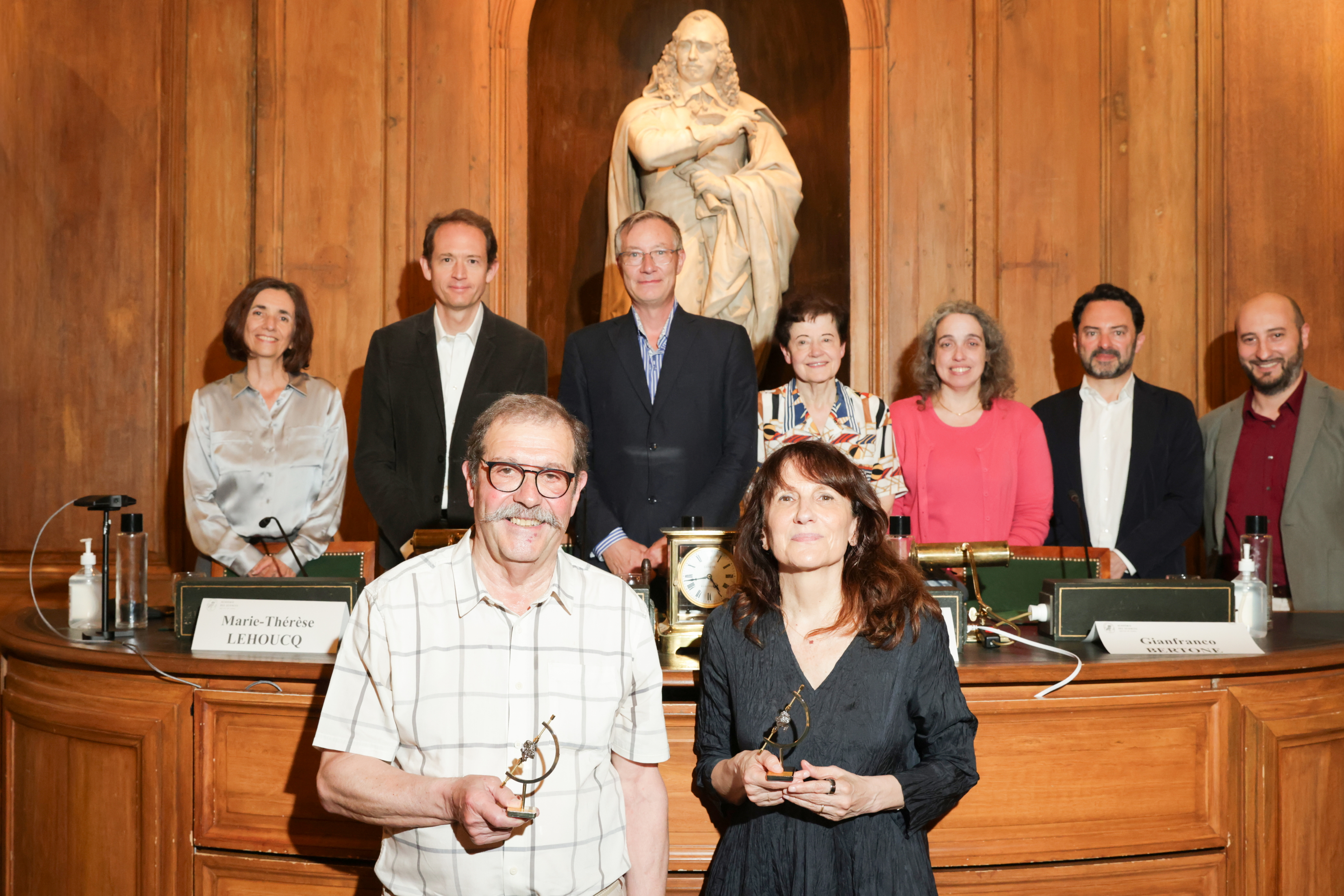 Au premier plan : Alain Aspect et Ersilia Vaudo. Second plan : Marie-Thérèse Lehoucq, Marco Cirelli,  Pierre Vanhove, Françoise Combes, Ana Teixeira, Gianfranco Bertone et Pasquale Serpico